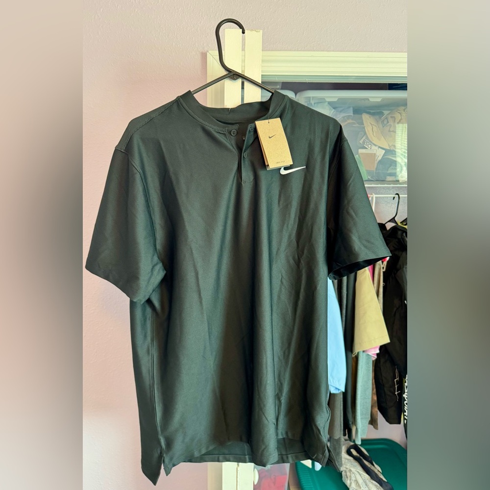 Men’s Nike Dri-fit Short Sleeve Black Henley Style Tshirt. Mens LG. NWT